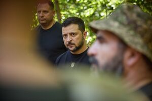 Зеленский: У нас инициатива, и мы двигаемся вперед. Да, понемногу, потому что мы на своей земле. И это самая большая мотивация. За нами только наша семья