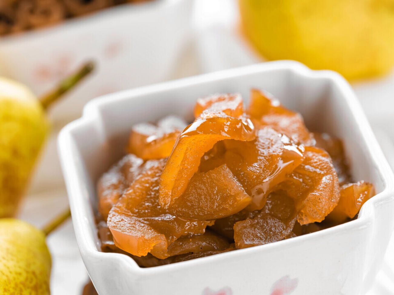 Для приготовления варенья из груш нужно выбрать сладкие и твердые фрукты, чтобы они хорошо держали форму в процессе приготовления