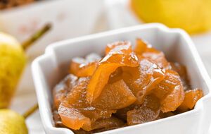 Для приготовления варенья из груш нужно выбрать сладкие и твердые фрукты, чтобы они хорошо держали форму в процессе приготовления