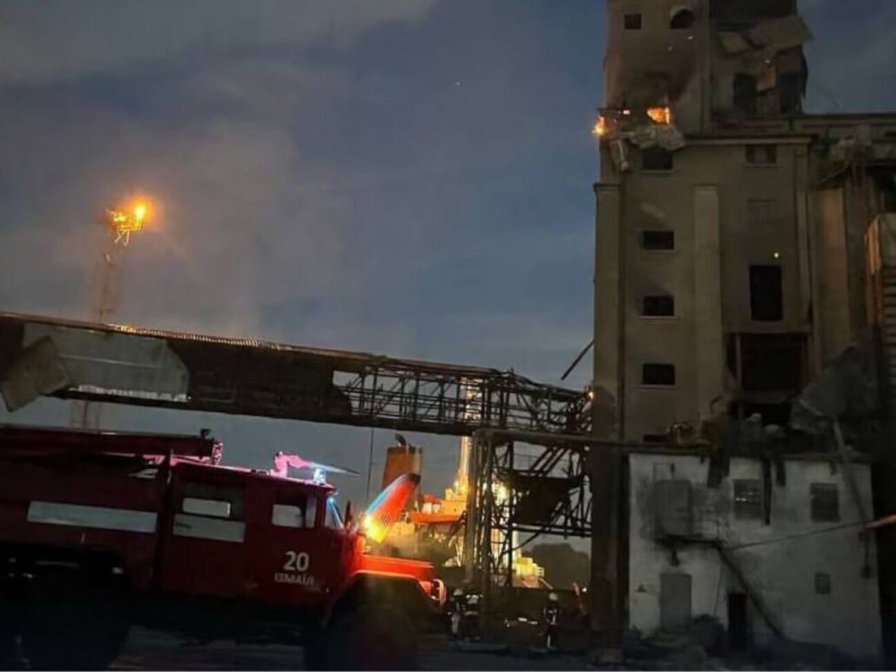 После выхода из "зерновой сделки" РФ начала массированно обстреливать портовую инфраструктуру юга Украины