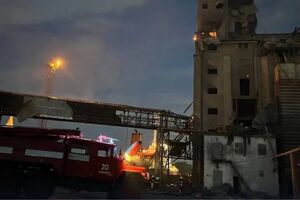 После выхода из "зерновой сделки" РФ начала массированно обстреливать портовую инфраструктуру юга Украины