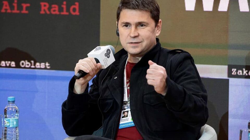 Подоляк прокомментировал удар по российскому БДК "Оленегорский горняк" в бухте Новороссийска