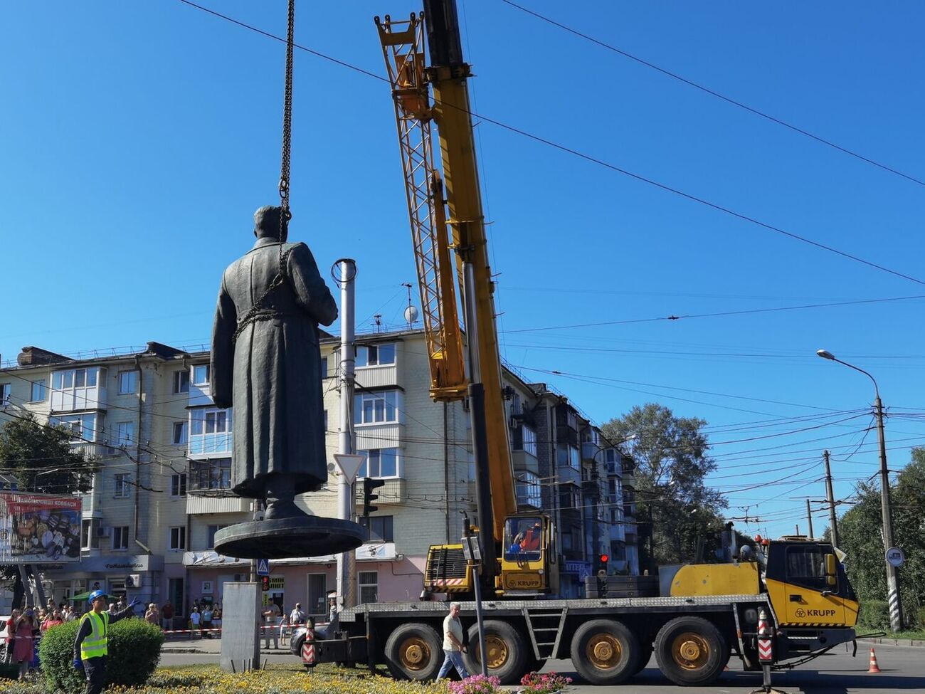 В Полтаве демонтировали памятник генералу советской армии Зыгину