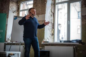 Під час Помаранчевої революції, у момент піка нашого демократичного спротиву, ми заклали страшну міну – невміння вирішити внутрішній конфлікт власними силами