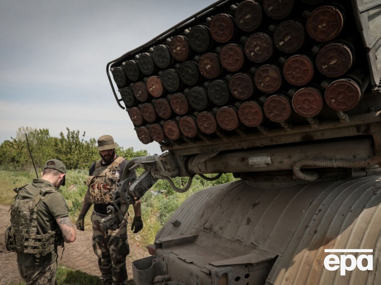 На востоке Украины продолжаются тяжелые бои, отметили в Минобороны