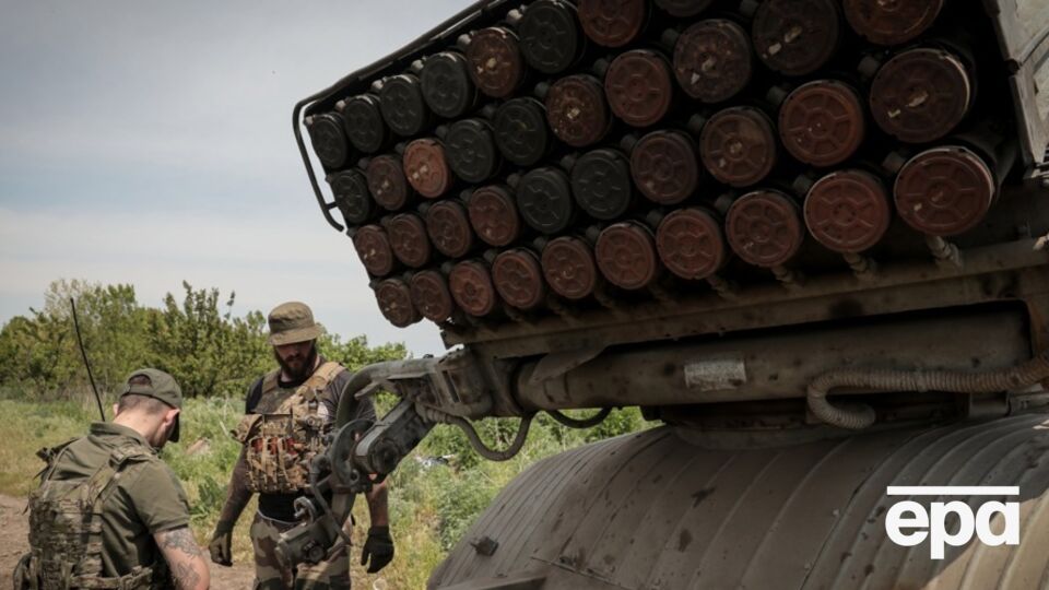 На востоке Украины продолжаются тяжелые бои, отметили в Минобороны