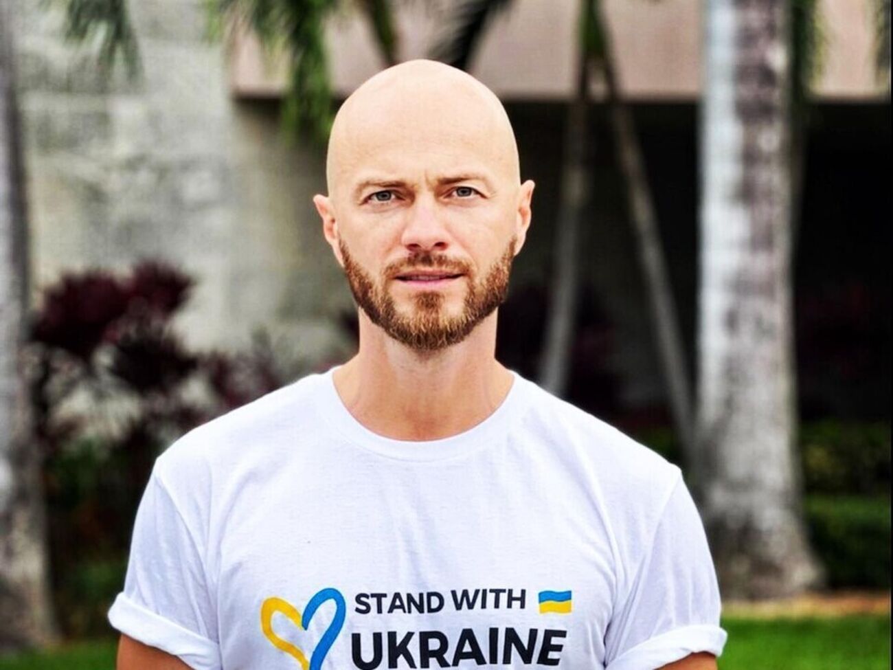 О том, что он находится за границей вместе с женой и сыном, танцор впервые решился рассказать летом 2022 года