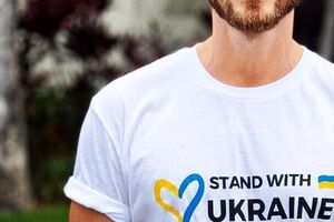 О том, что он находится за границей вместе с женой и сыном, танцор впервые решился рассказать летом 2022 года