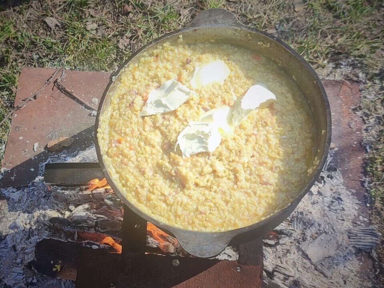 Для приготовления каши традиционно используют большой котел