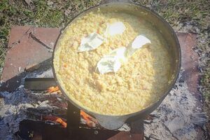Для приготовления каши традиционно используют большой котел