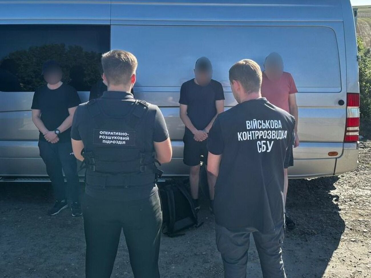 Микроавтобус с мужчинами, которые прятались в тайнике, остановили возле госграницы Украины с Молдовой, отметили в ГПСУ