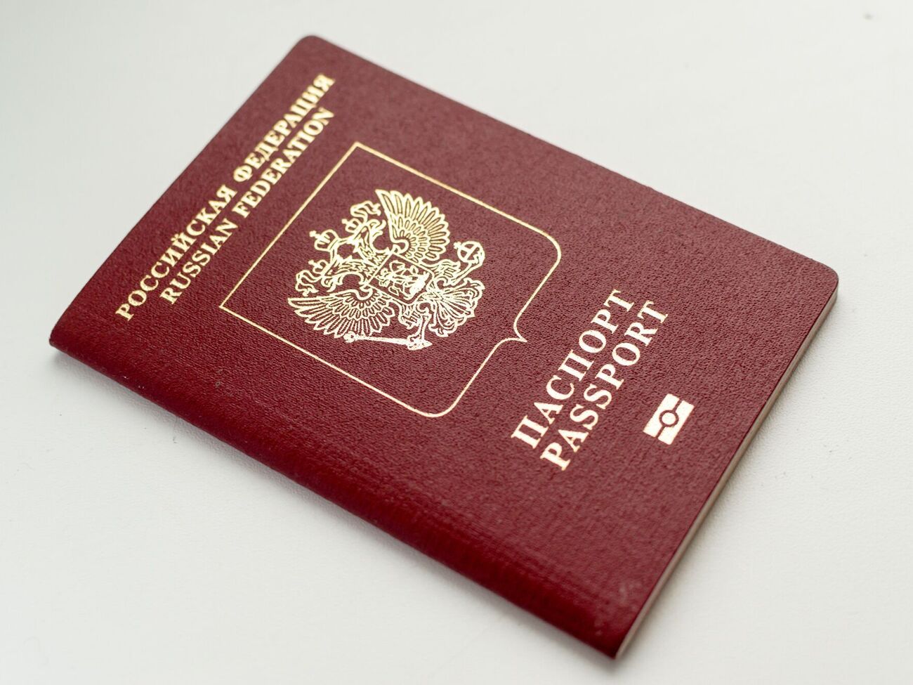 В сентябре около 5–6 тыс. граждан РФ направят письма с просьбой покинуть Латвию, отметили в комиссии Сейма страны