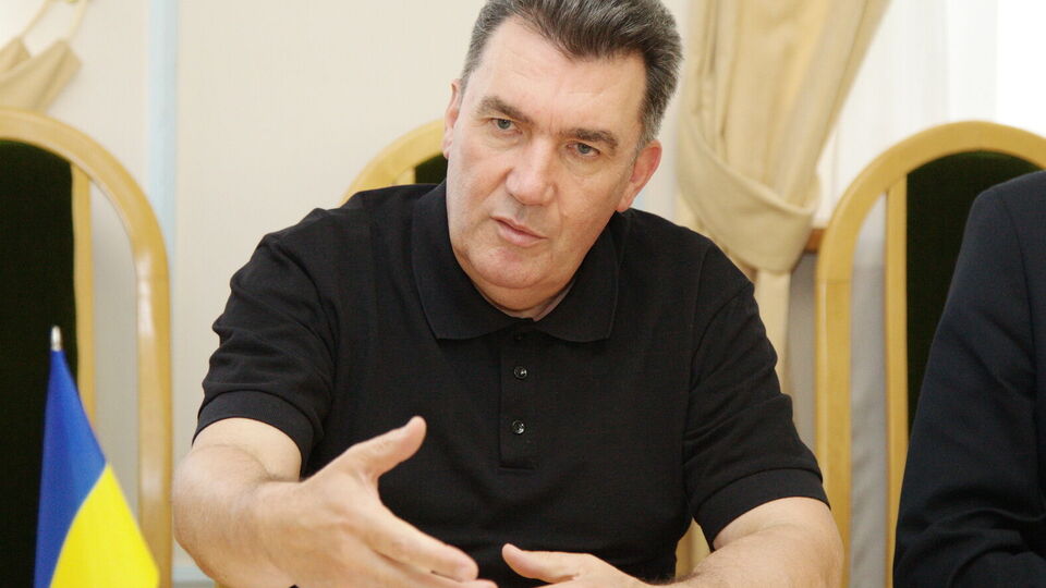 Є держави, які самі безпосередньо не володіють ядерною зброєю, однак їм її надають країни – члени НАТО, зазначив Данілов