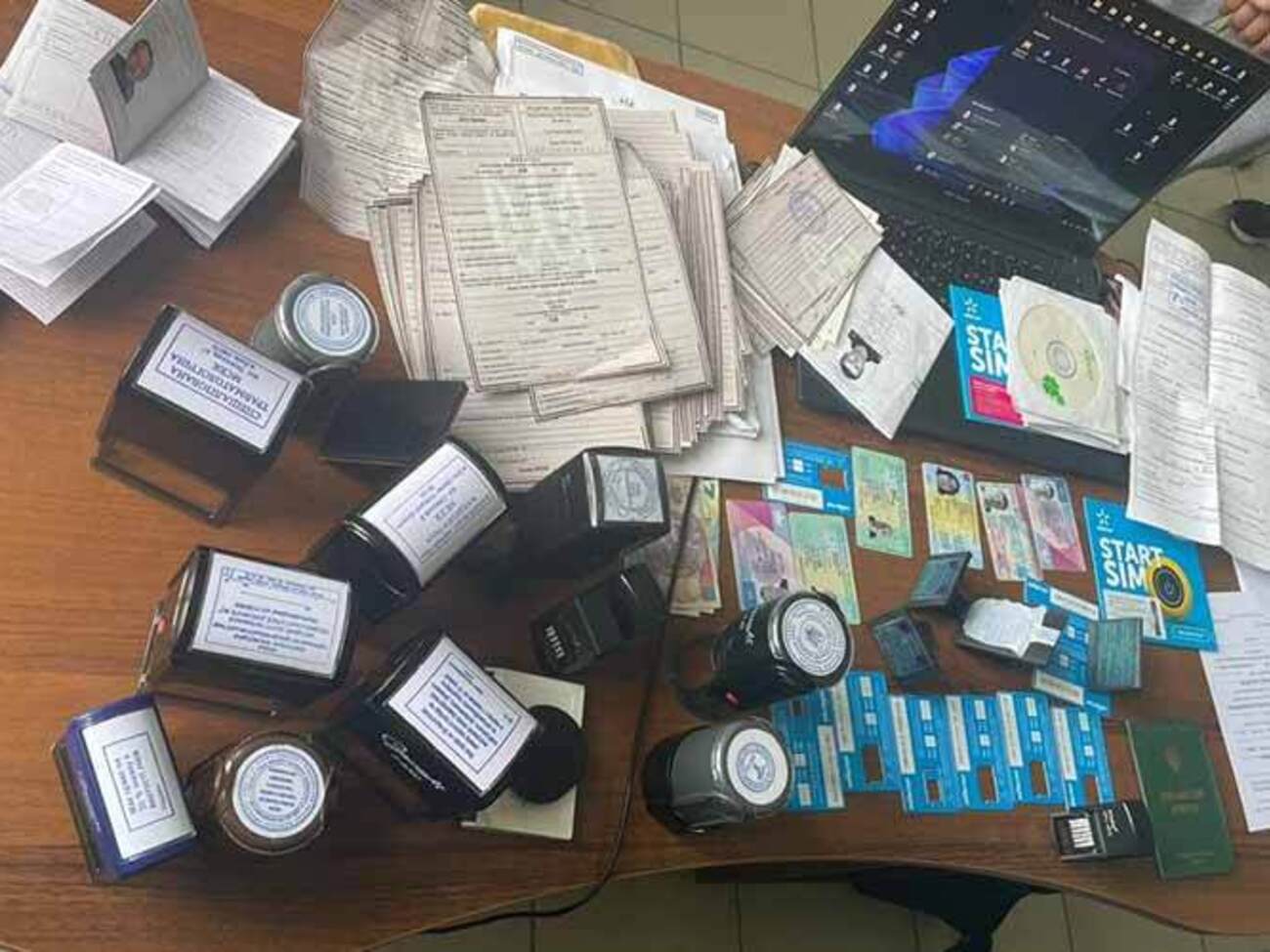 Во время более десятка обысков в помещениях и автомобилях подозреваемых обнаружены и изъяты документы, штампы, печати, денежные средства и другие вещественные доказательства, отметили в ОГПУ