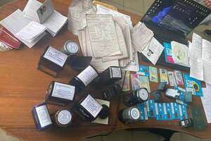 Во время более десятка обысков в помещениях и автомобилях подозреваемых обнаружены и изъяты документы, штампы, печати, денежные средства и другие вещественные доказательства, отметили в ОГПУ