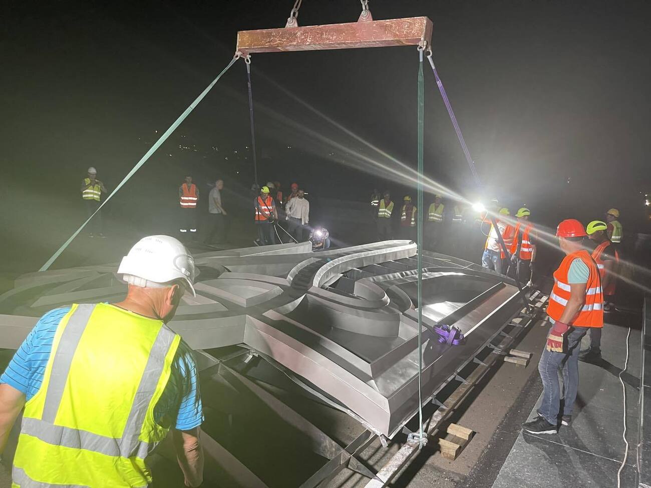 Трезубец уже находится на площади перед монументом