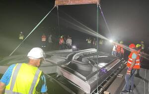 Трезубец уже находится на площади перед монументом