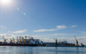 РФ массированно обстреливает портовую инфраструктуру юга Украины