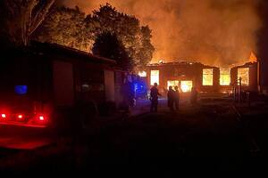 ДСНС гасить пожежу на місці вибуху, повідомив президент