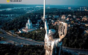 На щите монумента "Родина-мать" теперь герб Украины