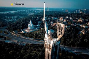 На щите монумента "Родина-мать" теперь герб Украины