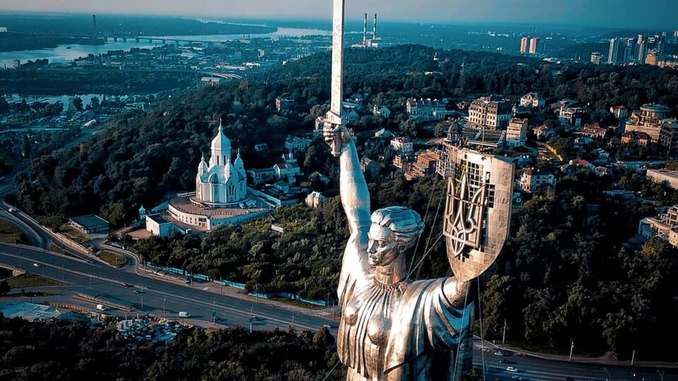 На щите монумента "Родина-мать" теперь герб Украины