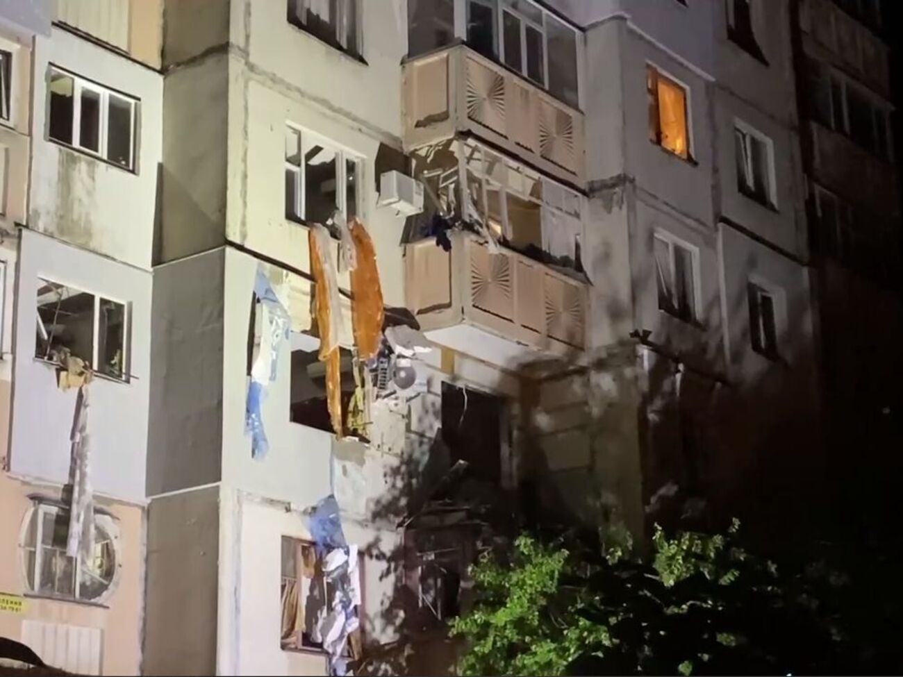 В жилом доме от взрыва выбило окна