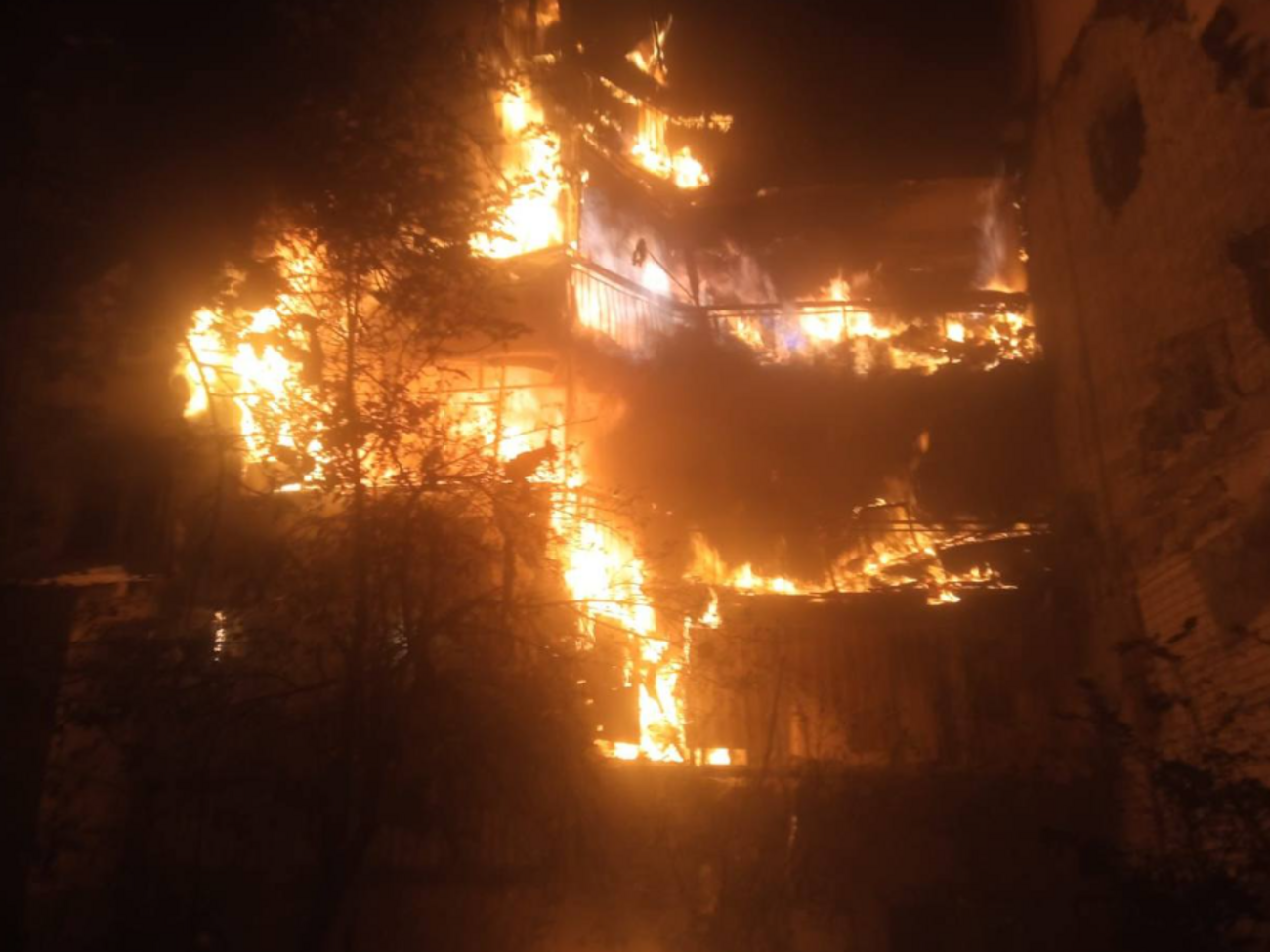 Унаслідок обстрілу в дев'ятиповерховому житловому будинку сталася пожежа