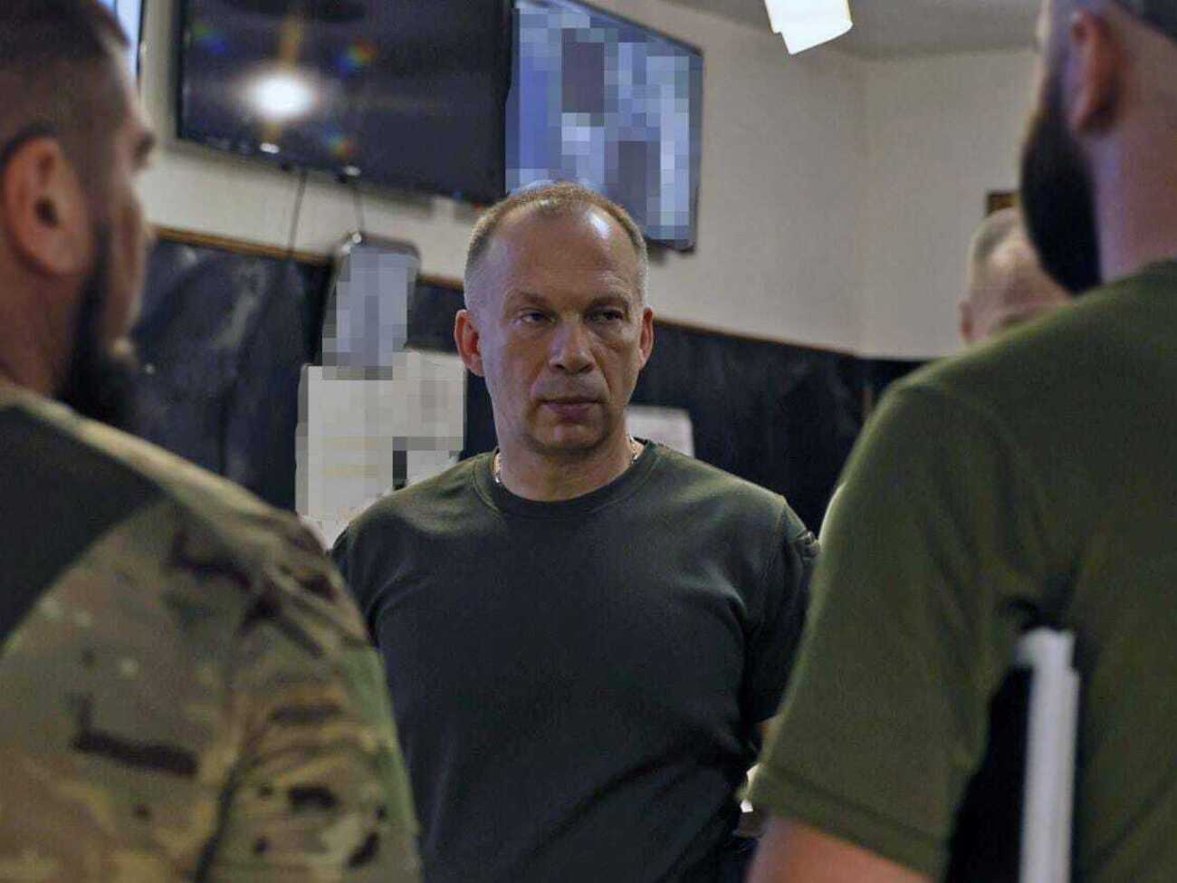 Сырский обнародовал видео, как ударные дроны 77-й отдельной аэромобильной бригады уничтожают разведывательные станции оккупантов в Бахмуте