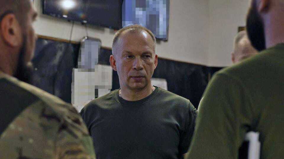 Сирський оприлюднив відео, як ударні дрони 77-ї окремої аеромобільної бригади знищують розвідувальні станції окупантів у Бахмуті
