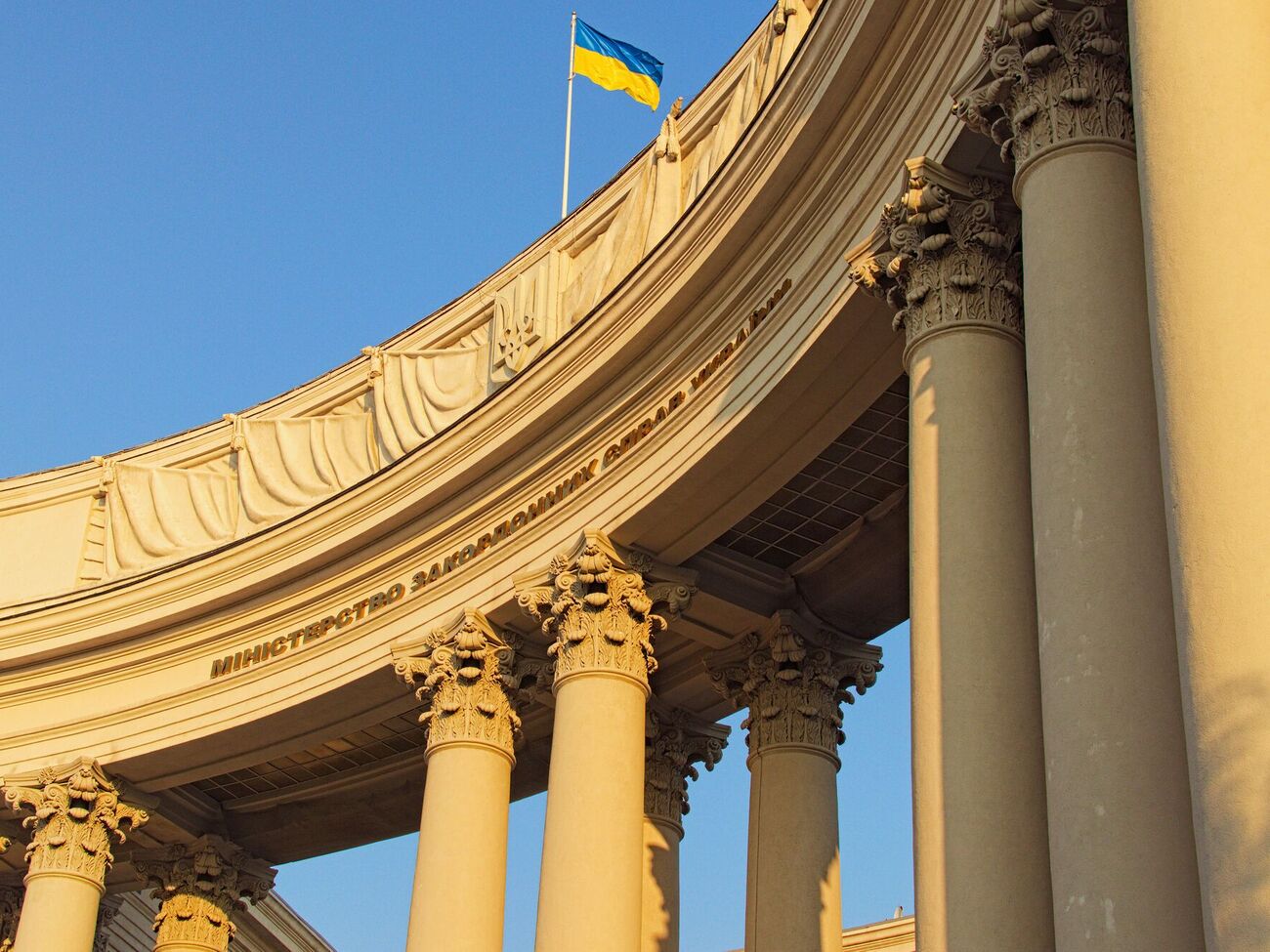 МИД Украины опровергает информацию о том, что якобы 40–60% украинских дипломатов во время войны не возвращаются на родину