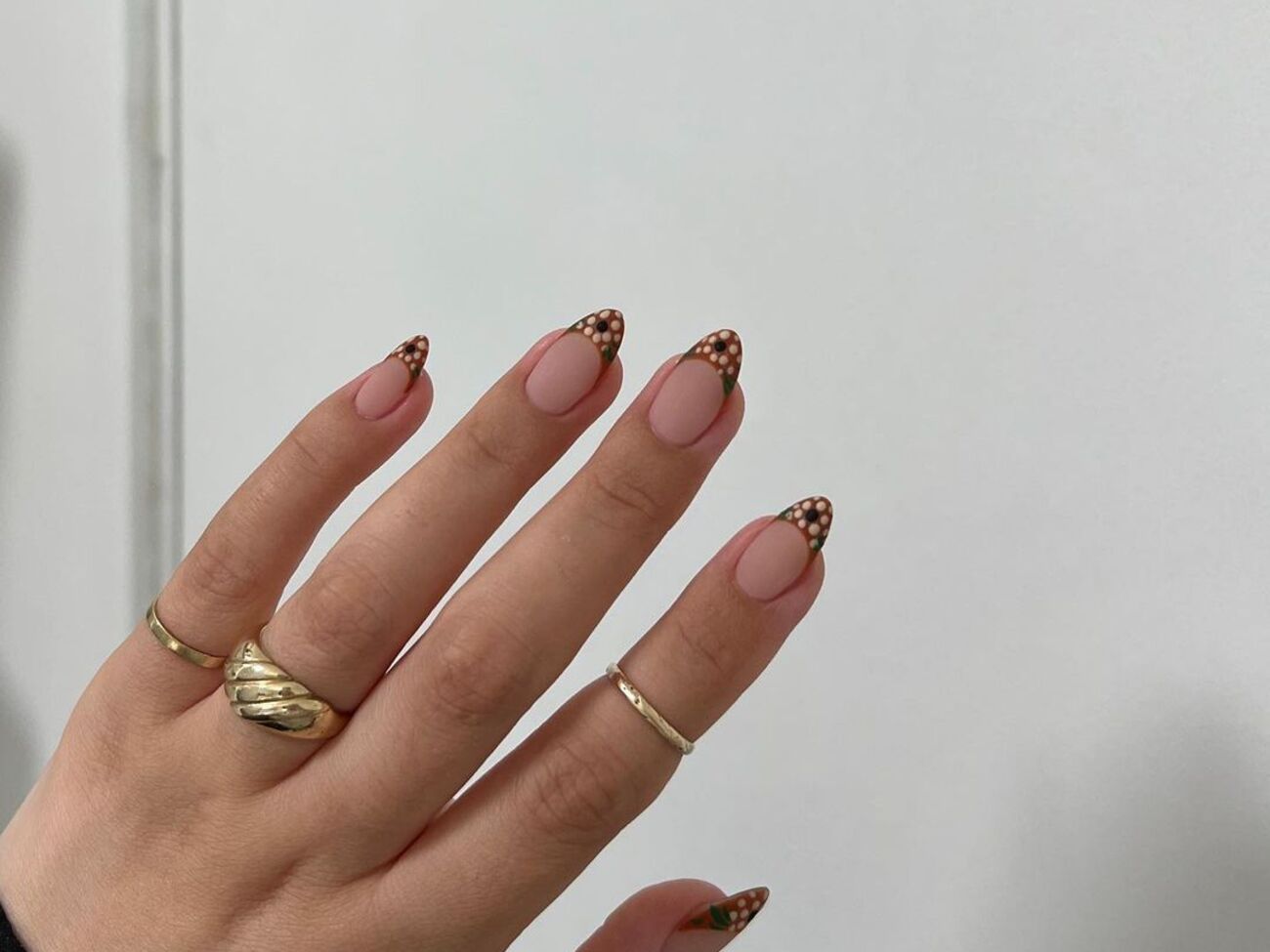 Мастер смешала два тона лака, чтобы получить карамельный