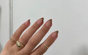 Мастер смешала два тона лака, чтобы получить карамельный