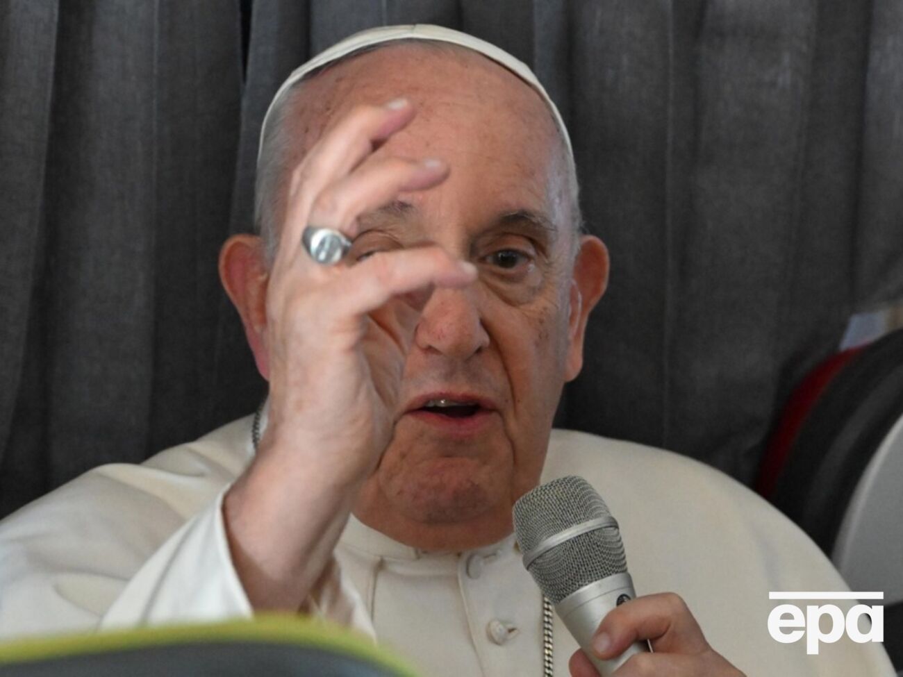 Папа Франциск (на фото) сказал, что будет делать все возможное для возвращения в Украину депортированных страной-агрессором РФ детей, а также пленных, отметил Зеленский