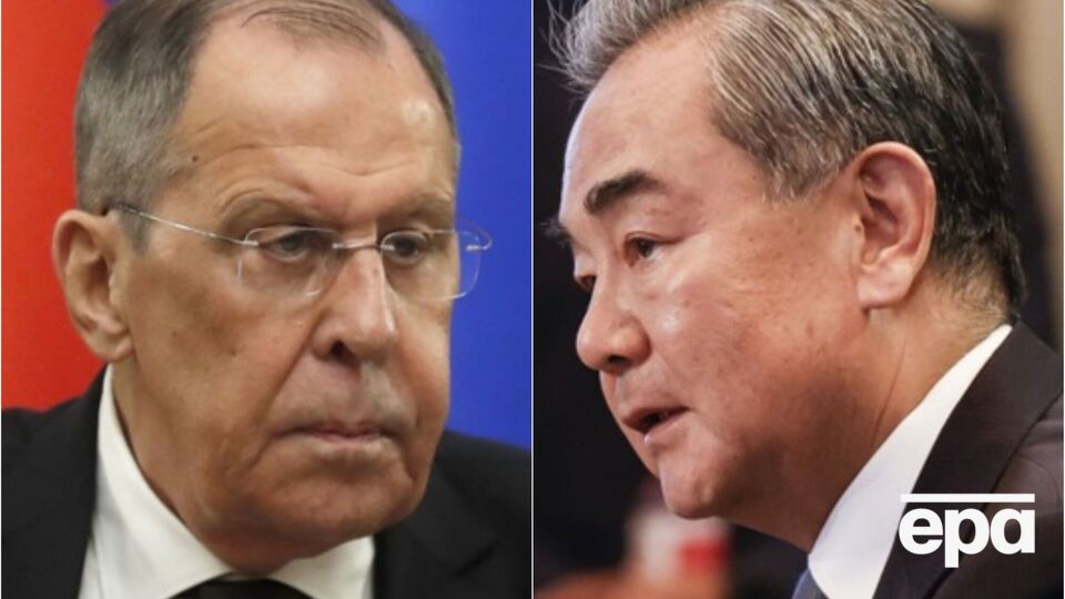 Ван І (праворуч) 7 серпня провів телефонну розмову з Лавровим