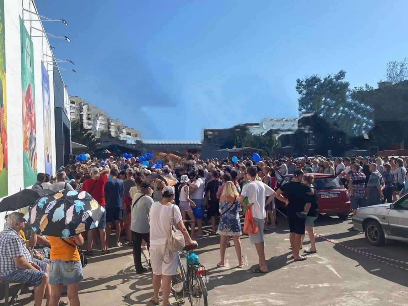 На открытие магазина в помещении, где оккупанты ранее складывали тела погибших, пришли сотни мариупольцев