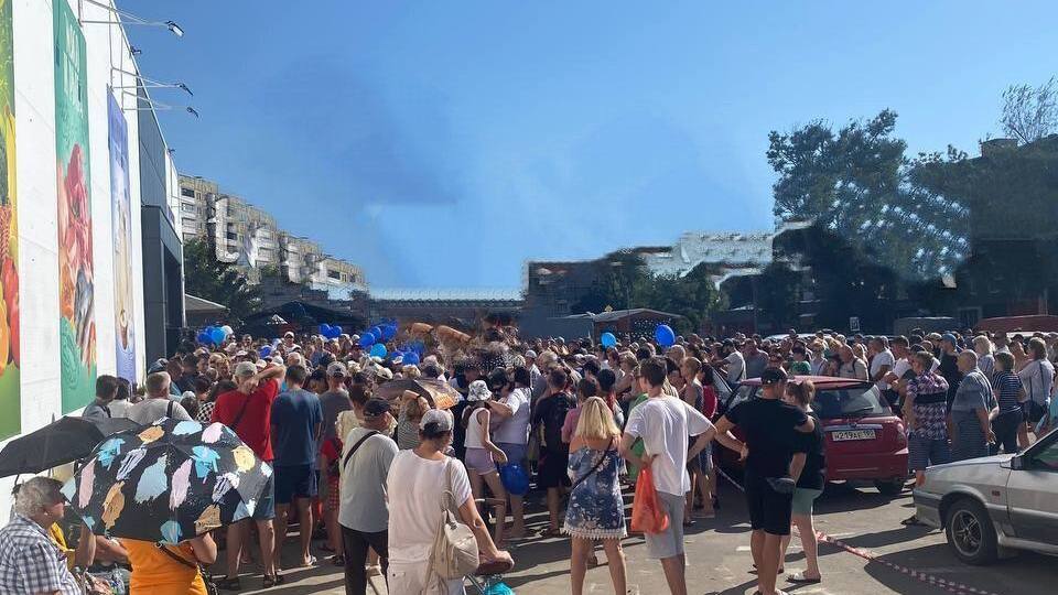 На открытие магазина в помещении, где оккупанты ранее складывали тела погибших, пришли сотни мариупольцев