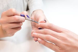 Смокінговий дизайн підійде для тих, хто віддає перевагу монохромному манікюру