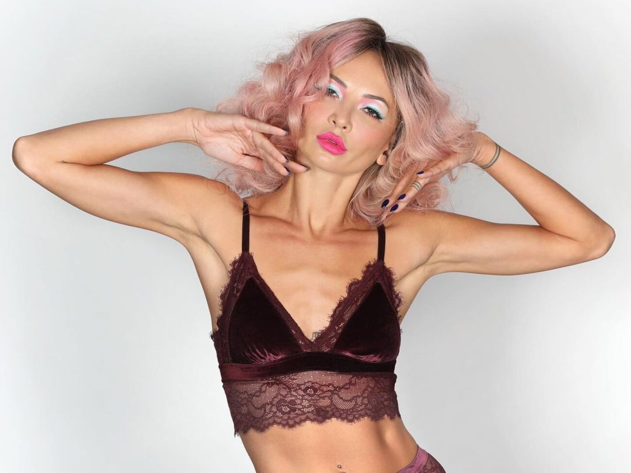 Сопонару официально не замужем