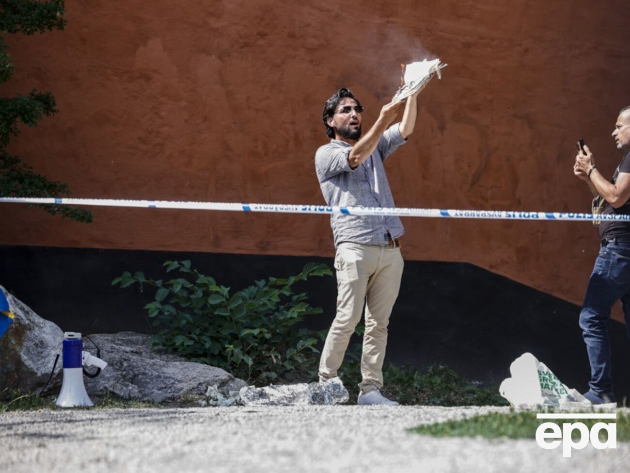 У Стокгольмі тричі спалювали Коран на акціях протесту