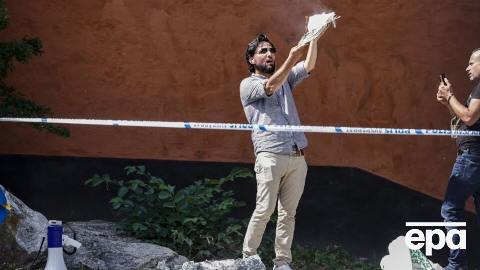 У Стокгольмі тричі спалювали Коран на акціях протесту