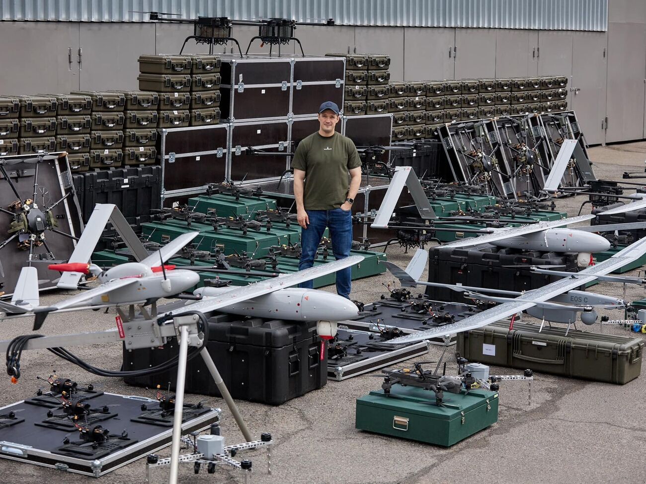 Українські військові в Луганській області за допомогою БПЛА уразили танк Т-80, БМП, БТР, вантажівку "Урал" і склад матеріально-технічного забезпечення окупантів, розповів Федоров