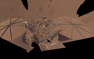 Ученые установили, что скорость вращения Марса увеличивается, с помощью аппарата InSight. Фото – его селфи, сделанное в 2022 году