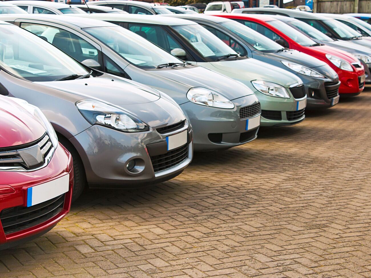 Новий автомобіль тепер може зареєструвати представник автосалону