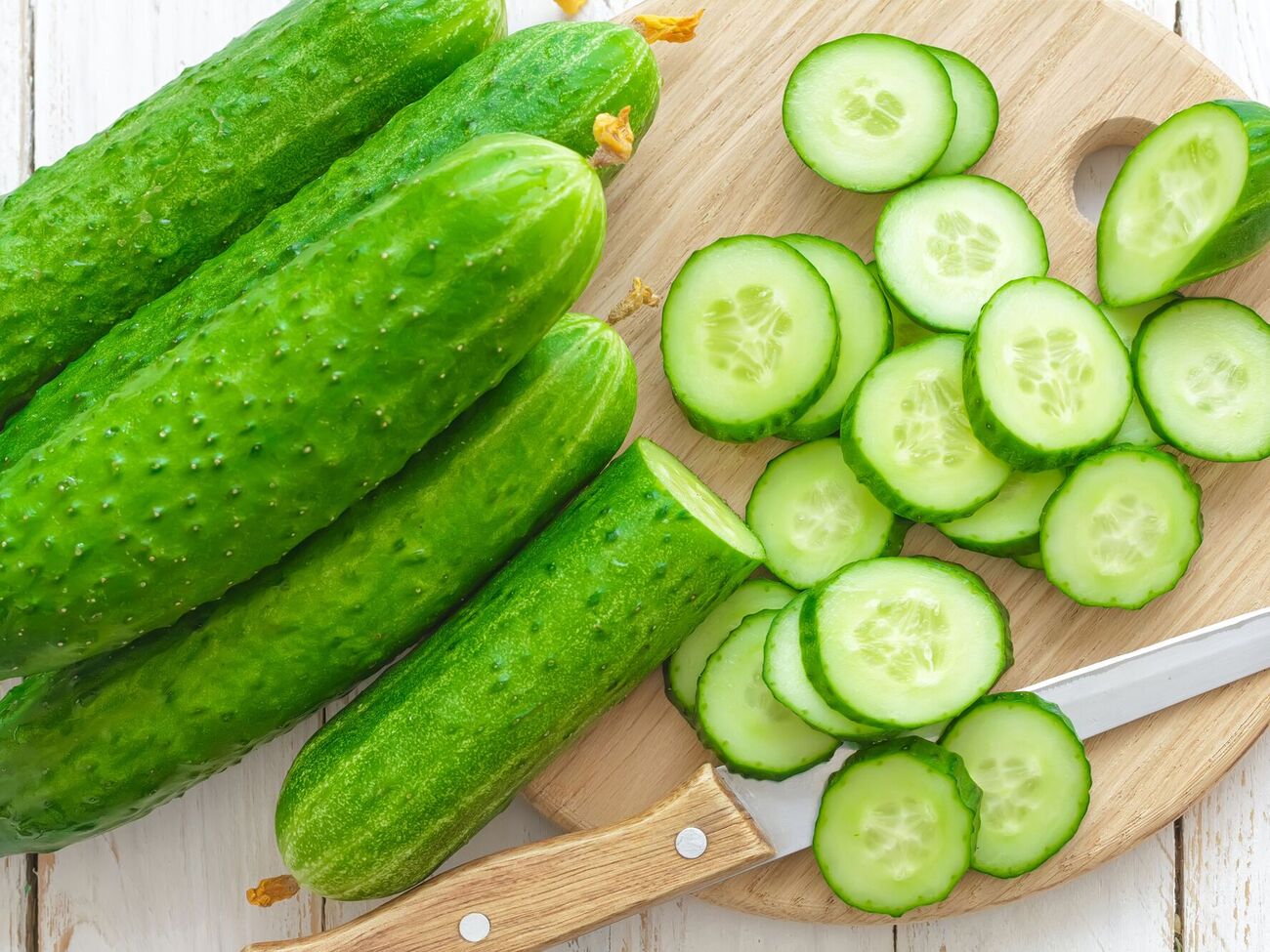 Огурцы нужно порезать кружочками