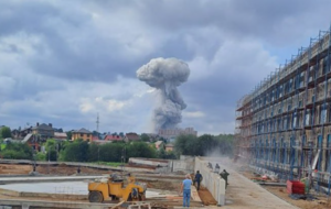 Вибух у Сергієвому Посаді офіційно стався на складі піротехніки, але після нього по місту розлетілися предмети, схожі на снаряди