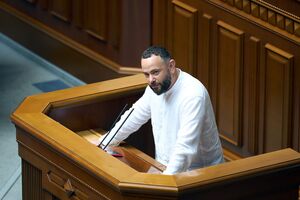В феврале 2021 года Дубинского исключили из фракции "Слуга народа", а в марте – из партии