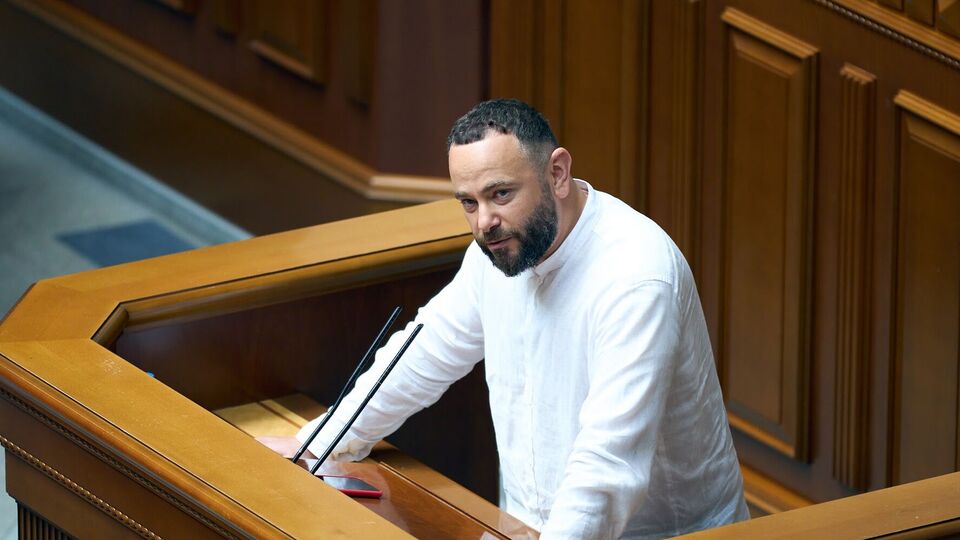 В феврале 2021 года Дубинского исключили из фракции "Слуга народа", а в марте – из партии