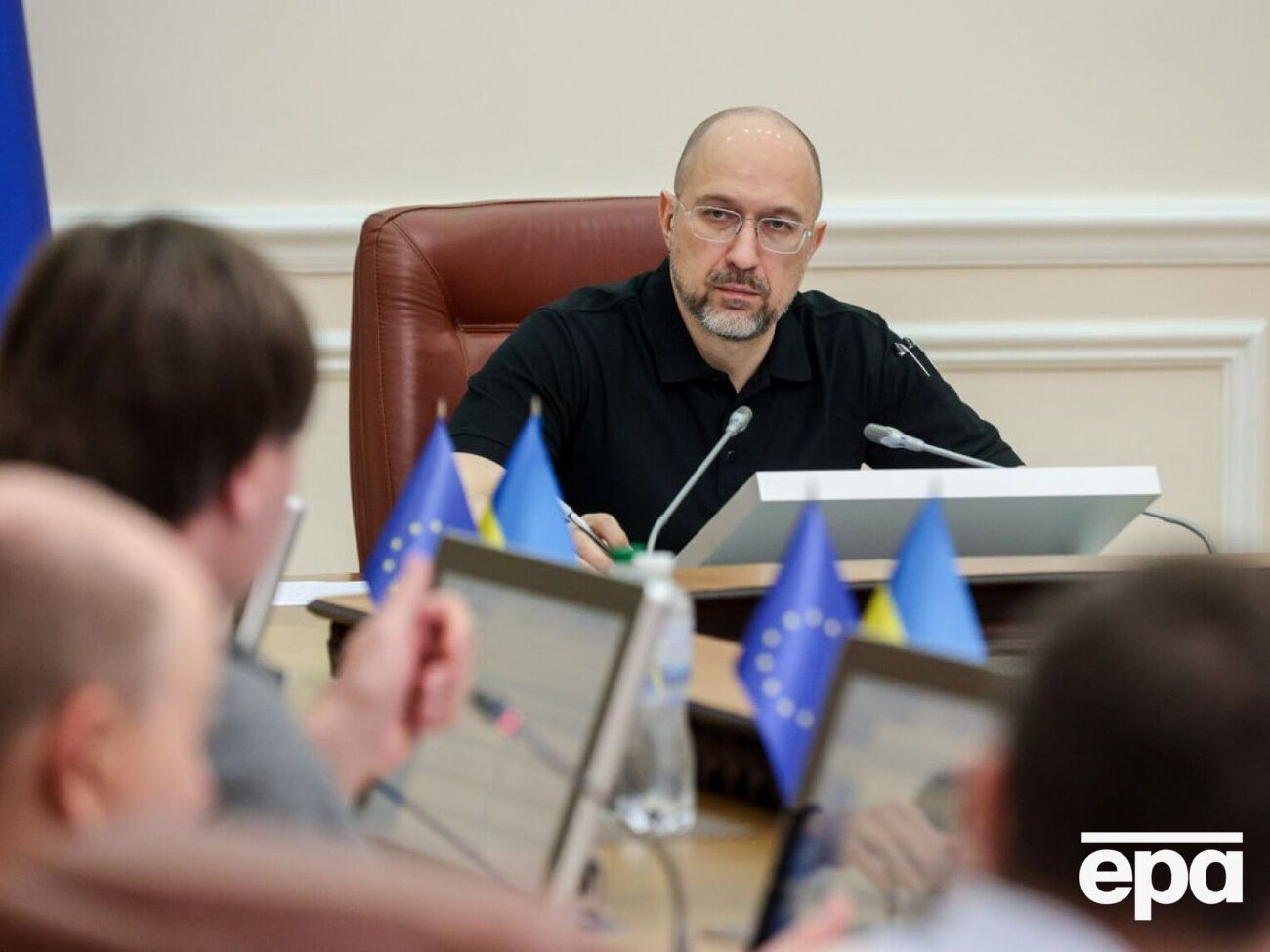 Шмыгаль сказал, что доплаты во время войны будут выплачивать "всем, кто привлечен к защите Украины"