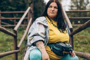 alyona alyona: Хотя ноги и пися у меня блестят без волос, зато живот немного торчит и не дает вам это увидеть